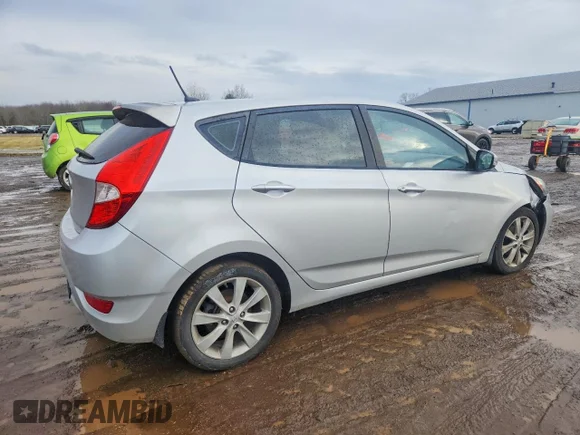 ✅ 2013 Hyundai Accent SE • VIN: KMHCU5AE2DU065368 • Лот: 73178055. Опубліковано раніше на Copart з пробігом 186 250 миль. Безкоштовний доступ до архіву аукціонних продажів зі США та докладний звіт про історію автомобіля на DreamBid. Зображення 3.