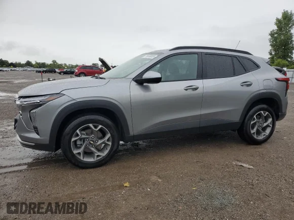 ✅ 2025 Chevrolet Trax LT • VIN: KL77LHE21SC264163 • Lot: 70559055. Wystawiony na Copart z przebiegiem 2 485 km. Bezpłatny archiwum sprzedaży aukcyjnych z USA i szczegółowy raport historii pojazdu na DreamBid. Zdjęcie 1.