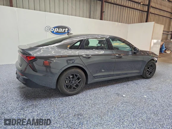 ✅ 2026 Kia K5 LXS • VIN: KNAG24J74T5451481 • Lot: 60464456. Wystawiony na Copart z przebiegiem 13 550 mil. Bezpłatny archiwum sprzedaży aukcyjnych z USA i szczegółowy raport historii pojazdu na DreamBid. Zdjęcie 3.
