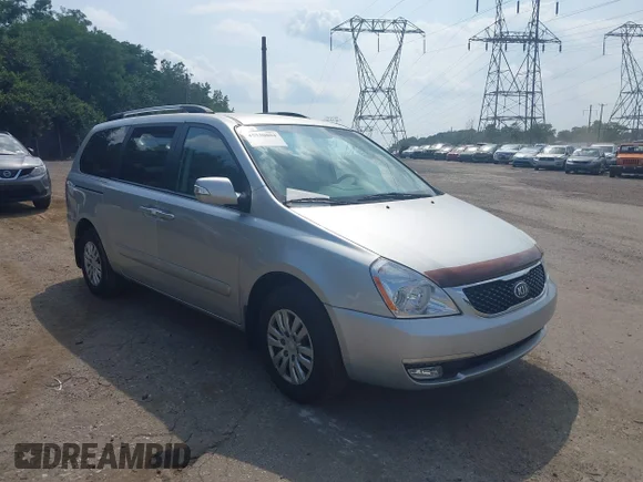 ✅ 2014 Kia Sedona LX • VIN: KNDMG4C79E6577773 • Лот: 45530804. Опубліковано раніше на IAAI з пробігом 138 815 миль. Безкоштовний доступ до архіву аукціонних продажів зі США та докладний звіт про історію автомобіля на DreamBid. Зображення 1.