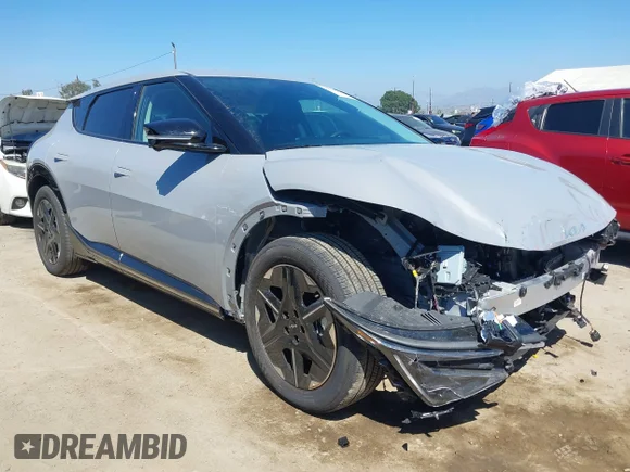 ✅ 2025 Kia EV6 Wind • VIN: 5XYC34JA6SG012122 • Lot: 44707032. Wystawiony na IAAI z przebiegiem 6 188 mil. Bezpłatny archiwum sprzedaży aukcyjnych z USA i szczegółowy raport historii pojazdu na DreamBid. Zdjęcie 1.