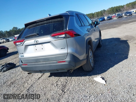 ✅ 2020 Toyota RAV4 XLE • VIN: 2T3W1RFV6LW064588 • Lot: 44291735. Wystawiony na IAAI z przebiegiem 80 367 mil. Bezpłatny archiwum sprzedaży aukcyjnych z USA i szczegółowy raport historii pojazdu na DreamBid. Zdjęcie 4.