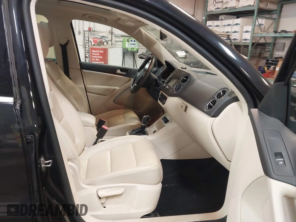 ✅ 2012 Volkswagen Tiguan S • VIN: WVGAV7AX0CW586867 • Lot: 42646534. Wystawiony na IAAI z przebiegiem 65 825 mil. Bezpłatny archiwum sprzedaży aukcyjnych z USA i szczegółowy raport historii pojazdu na DreamBid. Zdjęcie 5.