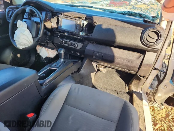 ✅ 2018 Toyota Tacoma SR • VIN: 5TFRX5GN6JX124039 • Lot: 98839275. Wystawiony na Copart z przebiegiem Nie podano. Bezpłatny archiwum sprzedaży aukcyjnych z USA i szczegółowy raport historii pojazdu na DreamBid. Zdjęcie 8.