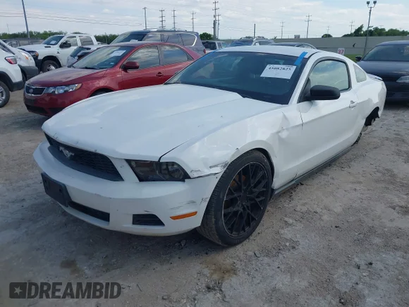 ✅ 2012 Ford Mustang Premium • VIN: 1ZVBP8AM6C5205606 • Лот: 45082825. Опубликован ранее на IAAI с пробегом 174 065 миль. Бесплатный доступ к архиву аукционных продаж из США и подробный отчёт об истории автомобиля на DreamBid. Изображение 2.