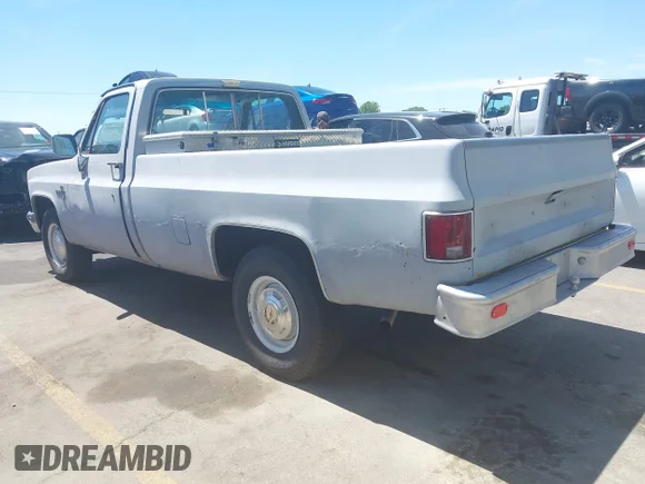 ✅ 1984 Chevrolet Silverado 1500 • VIN: 1GCGC24M3EJ175469 • Lot: 45385955. Wystawiony na IAAI z przebiegiem 51 027 mil. Bezpłatny archiwum sprzedaży aukcyjnych z USA i szczegółowy raport historii pojazdu na DreamBid. Zdjęcie 3.