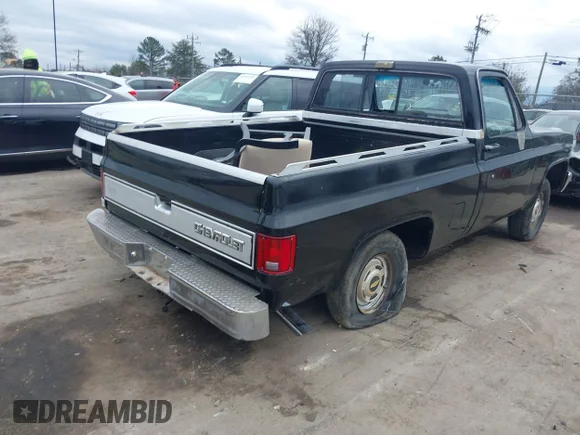 ✅ 1985 Chevrolet Silverado 1500 • VIN: 1GCDC14HXFF301055 • Lot: 44373855. Wystawiony na IAAI z przebiegiem 44 022 mil. Bezpłatny archiwum sprzedaży aukcyjnych z USA i szczegółowy raport historii pojazdu na DreamBid. Zdjęcie 4.