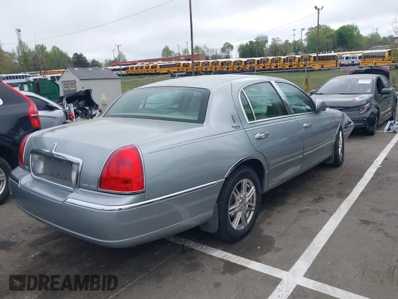 ✅ 2006 Lincoln Town Car Signature Limited • VIN: 1LNHM82W06Y646135 • Lot: 44782743. Wystawiony na IAAI z przebiegiem 129 331 mil. Bezpłatny archiwum sprzedaży aukcyjnych z USA i szczegółowy raport historii pojazdu na DreamBid. Zdjęcie 4.