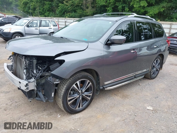 ✅ 2020 Nissan Pathfinder Platinum • VIN: 5N1DR2DM1LC585198 • Lot: 42451764. Wystawiony na IAAI z przebiegiem 60 692 mil. Bezpłatny archiwum sprzedaży aukcyjnych z USA i szczegółowy raport historii pojazdu na DreamBid. Zdjęcie 2.