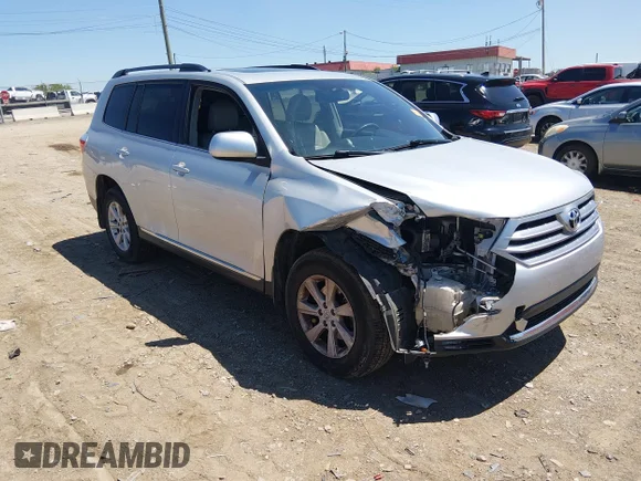 ✅ 2012 Toyota Highlander • VIN: 5TDBK3EH9CS104734 • Lot: 45093333. Wystawiony na IAAI z przebiegiem 213 509 mil. Bezpłatny archiwum sprzedaży aukcyjnych z USA i szczegółowy raport historii pojazdu na DreamBid. Zdjęcie 1.