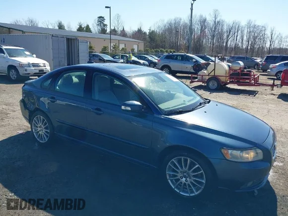 ✅ 2009 Volvo S40 2.4L • VIN: YV1MS382292453700 • Лот: 41760568. Опубліковано раніше на IAAI з пробігом 151 199 миль. Безкоштовний доступ до архіву аукціонних продажів зі США та докладний звіт про історію автомобіля на DreamBid. Зображення 1.