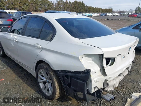 ✅ 2015 BMW 3 Series 328i xDrive • VIN: WBA3B5G55FNS17039 • Lot: 44504195. Wystawiony na IAAI z przebiegiem 138 803 mil. Bezpłatny archiwum sprzedaży aukcyjnych z USA i szczegółowy raport historii pojazdu na DreamBid. Zdjęcie 3.