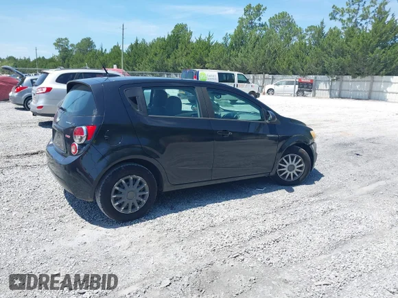 ✅ 2013 Chevrolet Sonic LS • VIN: 1G1JA6SH2D4109297 • Lot: 42523348. Wystawiony na IAAI z przebiegiem 128 301 mil. Bezpłatny archiwum sprzedaży aukcyjnych z USA i szczegółowy raport historii pojazdu na DreamBid. Zdjęcie 4.