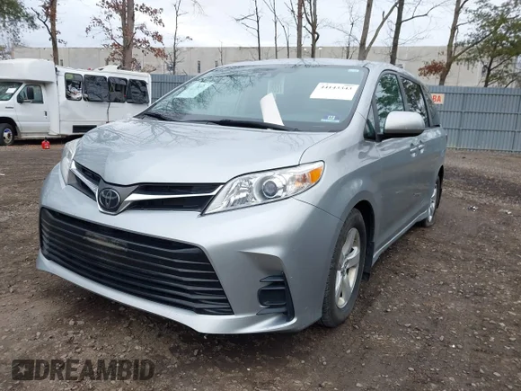 ✅ 2019 Toyota Sienna LE • VIN: 5TDKZ3DC3KS974432 • Lot: 44143343. Wystawiony na IAAI z przebiegiem 124 655 mil. Bezpłatny archiwum sprzedaży aukcyjnych z USA i szczegółowy raport historii pojazdu na DreamBid. Zdjęcie 2.
