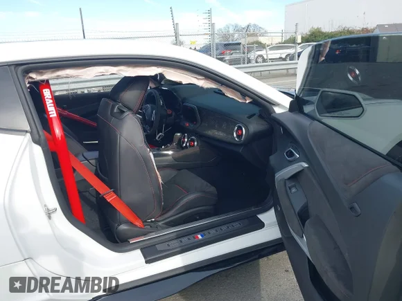 ✅ 2019 Chevrolet Camaro ZL1 • VIN: 1G1FK1R68K0132288 • Lot: 43782198. Wystawiony na IAAI z przebiegiem 10 549 mil. Bezpłatny archiwum sprzedaży aukcyjnych z USA i szczegółowy raport historii pojazdu na DreamBid. Zdjęcie 5.