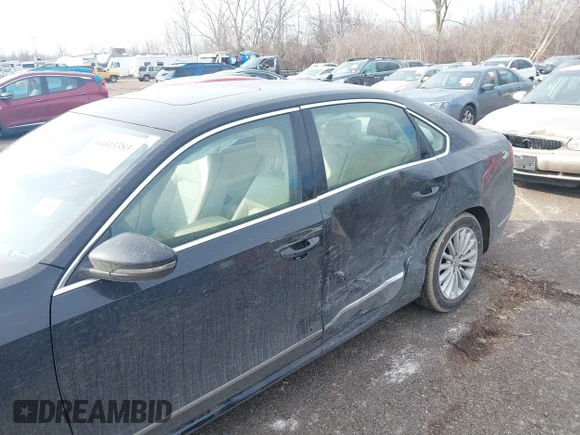 ✅ 2017 Volkswagen Passat SE • VIN: 1VWBT7A38HC028072 • Lot: 44413383. Wystawiony na IAAI z przebiegiem 73 225 mil. Bezpłatny archiwum sprzedaży aukcyjnych z USA i szczegółowy raport historii pojazdu na DreamBid. Zdjęcie 6.