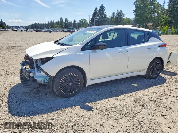 ✅ 2025 Nissan LEAF SV Plus • VIN: 1N4CZ1CV3SC559162 • Лот: 53827976. Опубликован ранее на Copart с пробегом 21 857 миль. Бесплатный доступ к архиву аукционных продаж из США и подробный отчёт об истории автомобиля на DreamBid. Изображение 1.