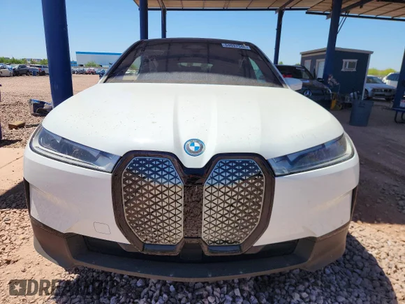 ✅ 2025 BMW iX xDrive50 • VIN: WB523CF08SCT80355 • Лот: 54697546. Опубліковано раніше на Copart з пробігом 6 596 миль. Безкоштовний доступ до архіву аукціонних продажів зі США та докладний звіт про історію автомобіля на DreamBid. Зображення 5.