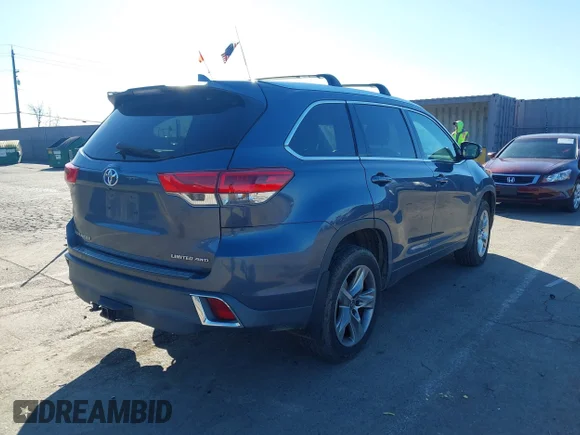 ✅ 2017 Toyota Highlander Limited Platinum • VIN: 5TDDZRFH7HS385056 • Лот: 44383913. Опубліковано раніше на IAAI з пробігом 145 198 миль. Безкоштовний доступ до архіву аукціонних продажів зі США та докладний звіт про історію автомобіля на DreamBid. Зображення 4.