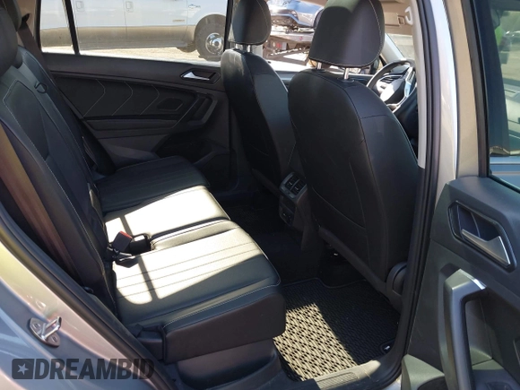 ✅ 2023 Volkswagen Tiguan SE • VIN: 3VVMB7AX0PM033587 • Lot: 44812876. Wystawiony na IAAI z przebiegiem 28 142 mil. Bezpłatny archiwum sprzedaży aukcyjnych z USA i szczegółowy raport historii pojazdu na DreamBid. Zdjęcie 8.