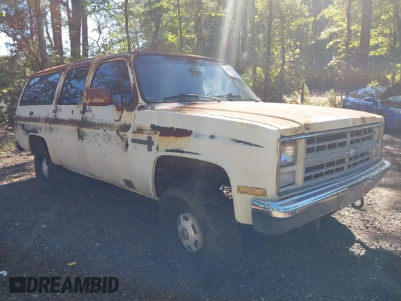✅ 1987 Chevrolet Suburban • VIN: 1GNGV26K5HF164865 • Lot: 43479351. Wystawiony na IAAI z przebiegiem 19 144 mil. Bezpłatny archiwum sprzedaży aukcyjnych z USA i szczegółowy raport historii pojazdu na DreamBid. Zdjęcie 1.