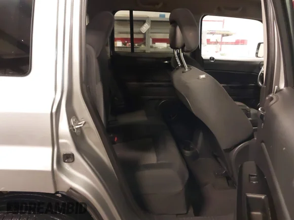 ✅ 2014 Jeep Patriot Latitude • VIN: 1C4NJRFB8ED892238 • Lot: 40403410. Wystawiony na IAAI z przebiegiem 152 724 mil. Bezpłatny archiwum sprzedaży aukcyjnych z USA i szczegółowy raport historii pojazdu na DreamBid. Zdjęcie 8.