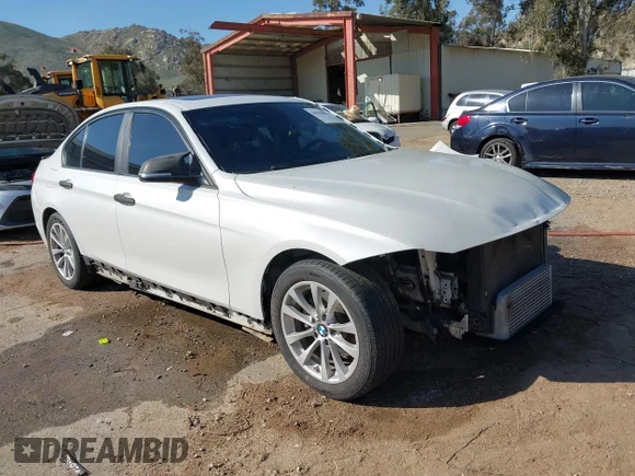 ✅ 2017 BMW 3 Series 320i xDrive • VIN: WBA8A3C38HK692965 • Лот: 44580091. Опубликован ранее на IAAI с пробегом 121 105 миль. Бесплатный доступ к архиву аукционных продаж из США и подробный отчёт об истории автомобиля на DreamBid. Изображение 1.