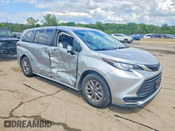 ✅ 2021 Toyota Sienna LE • VIN: 5TDKRKEC4MS040923 • Lot: 53521246. Listed on Copart with 61,201 mi. Free auction sales archive from the USA and detailed vehicle history report at DreamBid. Image 1.