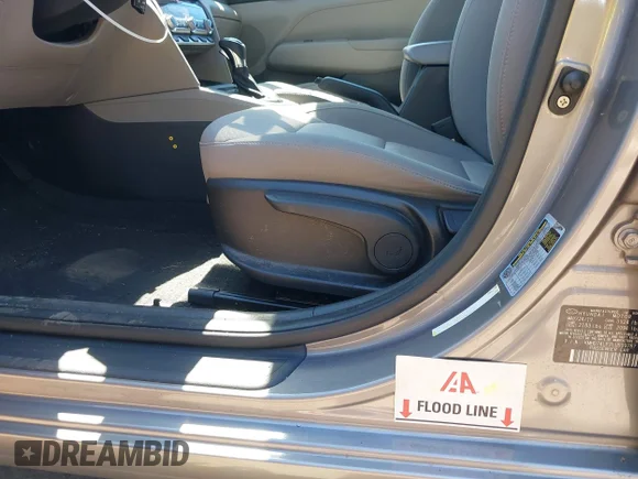 ✅ 2020 Hyundai Elantra SE • VIN: KMHD74LF7LU939787 • Lot: 45334759. Wystawiony na IAAI z przebiegiem 95 591 mil. Bezpłatny archiwum sprzedaży aukcyjnych z USA i szczegółowy raport historii pojazdu na DreamBid. Zdjęcie 6.