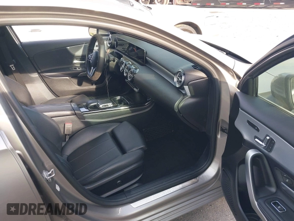 ✅ 2020 Mercedes-Benz A 220 • VIN: WDD3G4EB1LW038502 • Lot: 44719136. Wystawiony na IAAI z przebiegiem 76 958 mil. Bezpłatny archiwum sprzedaży aukcyjnych z USA i szczegółowy raport historii pojazdu na DreamBid. Zdjęcie 5.