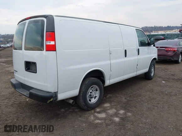✅ 2021 Chevrolet Express Cargo • VIN: 1GCWGAFP5M1223697 • Lot: 41696556. Wystawiony na IAAI z przebiegiem 69 930 mil. Bezpłatny archiwum sprzedaży aukcyjnych z USA i szczegółowy raport historii pojazdu na DreamBid. Zdjęcie 4.