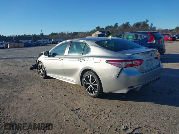 ✅ 2020 Toyota Camry SE • VIN: 4T1G11AK5LU869588 • Lot: 43992912. Wystawiony na IAAI z przebiegiem 102 165 mil. Bezpłatny archiwum sprzedaży aukcyjnych z USA i szczegółowy raport historii pojazdu na DreamBid. Zdjęcie 3.