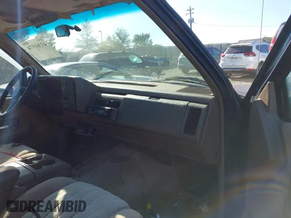 ✅ 1994 Chevrolet Suburban • VIN: 1GNFK16K9RJ445175 • Lot: 43361574. Wystawiony na IAAI z przebiegiem 268 807 mil. Bezpłatny archiwum sprzedaży aukcyjnych z USA i szczegółowy raport historii pojazdu na DreamBid. Zdjęcie 5.