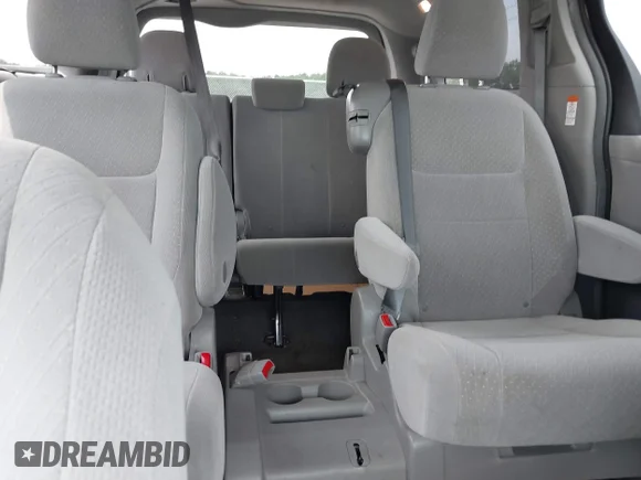 ✅ 2017 Toyota Sienna LE Auto Access Seat • VIN: 5TDKZ3DC0HS810922 • Лот: 42726470. Опубліковано раніше на IAAI з пробігом 249 523 миль. Безкоштовний доступ до архіву аукціонних продажів зі США та докладний звіт про історію автомобіля на DreamBid. Зображення 8.