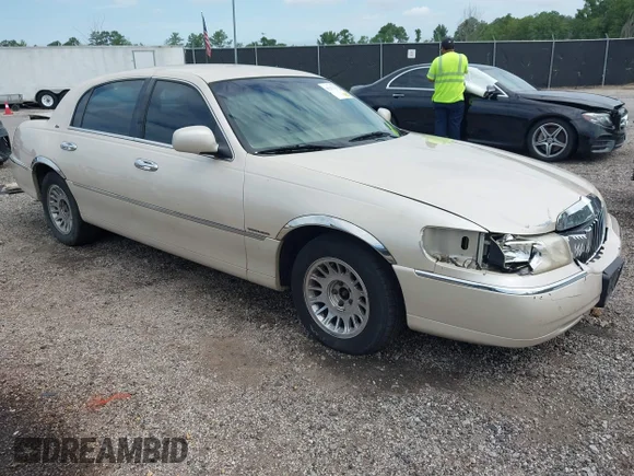 ✅ 2000 Lincoln Town Car Cartier • VIN: 1LNHM83WXYY925044 • Лот: 45251761. Опубликован ранее на IAAI с пробегом 269 219 миль. Бесплатный доступ к архиву аукционных продаж из США и подробный отчёт об истории автомобиля на DreamBid. Изображение 1.