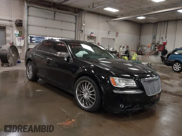 ✅ 2012 Chrysler 300 C • VIN: 2C3CCAKT8CH147530 • Лот: 43308420. Опубліковано раніше на IAAI з пробігом 138 722 миль. Безкоштовний доступ до архіву аукціонних продажів зі США та докладний звіт про історію автомобіля на DreamBid. Зображення 1.