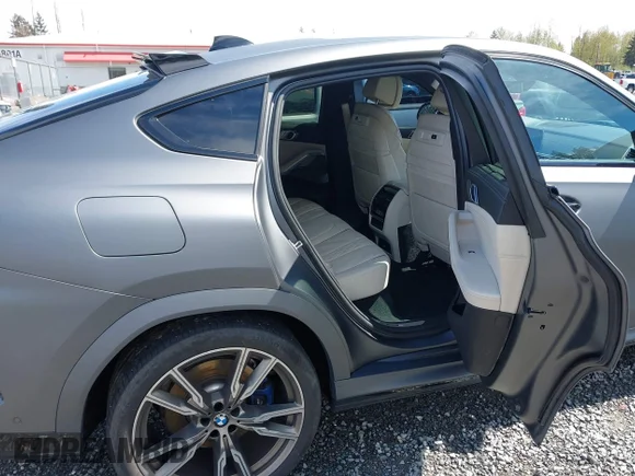 ✅ 2021 BMW X6 M50i • VIN: 5UXCY8C05M9E21862 • Lot: 44870572. Wystawiony na IAAI z przebiegiem 43 686 mil. Bezpłatny archiwum sprzedaży aukcyjnych z USA i szczegółowy raport historii pojazdu na DreamBid. Zdjęcie 8.