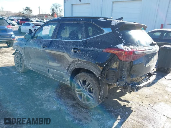 ✅ 2023 Kia Seltos S • VIN: KNDEU2AA2P7393336 • Lot: 44163615. Wystawiony na IAAI z przebiegiem 48 592 mil. Bezpłatny archiwum sprzedaży aukcyjnych z USA i szczegółowy raport historii pojazdu na DreamBid. Zdjęcie 3.