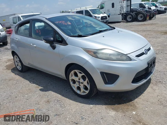✅ 2013 Ford Fiesta Titanium • VIN: 3FADP4FJ9DM213459 • Lot: 45527878. Wystawiony na IAAI z przebiegiem 169 237 mil. Bezpłatny archiwum sprzedaży aukcyjnych z USA i szczegółowy raport historii pojazdu na DreamBid. Zdjęcie 1.