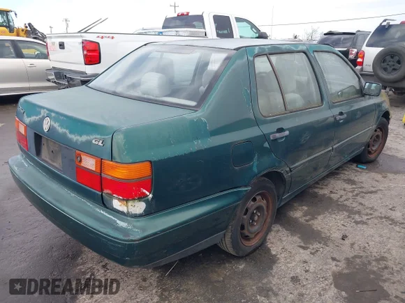 ✅ 1996 Volkswagen Jetta GL • VIN: 3VWRA81HXTM029768 • Lot: 44001495. Wystawiony na IAAI z przebiegiem 84 109 mil. Bezpłatny archiwum sprzedaży aukcyjnych z USA i szczegółowy raport historii pojazdu na DreamBid. Zdjęcie 4.