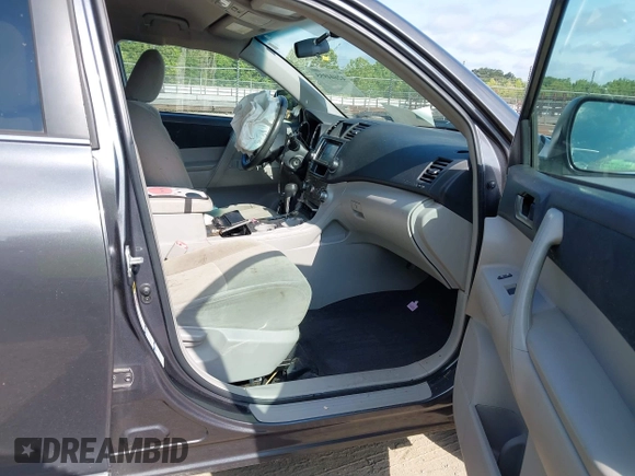 ✅ 2013 Toyota Highlander • VIN: 5TDBK3EH9DS272200 • Lot: 42604955. Wystawiony na IAAI z przebiegiem 123 499 mil. Bezpłatny archiwum sprzedaży aukcyjnych z USA i szczegółowy raport historii pojazdu na DreamBid. Zdjęcie 5.