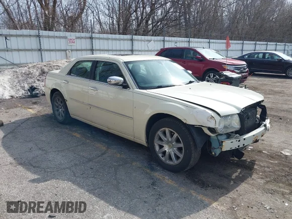 ✅ 2010 Chrysler 300 Limited • VIN: 2C3CA3CV8AH126045 • Lot: 44529552. Wystawiony na IAAI z przebiegiem 170 125 mil. Bezpłatny archiwum sprzedaży aukcyjnych z USA i szczegółowy raport historii pojazdu na DreamBid. Zdjęcie 1.