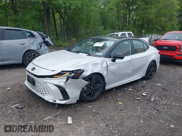 ✅ 2025 Toyota Camry SE • VIN: 4T1DBADK7SU030519 • Lot: 45214979. Wystawiony na IAAI z przebiegiem 25 591 mil. Bezpłatny archiwum sprzedaży aukcyjnych z USA i szczegółowy raport historii pojazdu na DreamBid. Zdjęcie 2.