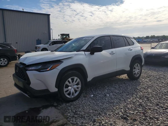 ✅ 2024 Toyota Corolla Cross L • VIN: 7MUAAAAGXRV085528 • Лот: 52165626. Опубликован ранее на Copart с пробегом 28 037 миль. Бесплатный доступ к архиву аукционных продаж из США и подробный отчёт об истории автомобиля на DreamBid. Изображение 1.