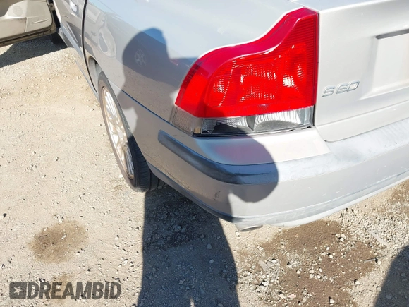 ✅ 2004 Volvo S60 • VIN: YV1RS59V542334087 • Lot: 44117715. Wystawiony na IAAI z przebiegiem 211 423 mil. Bezpłatny archiwum sprzedaży aukcyjnych z USA i szczegółowy raport historii pojazdu na DreamBid. Zdjęcie 6.