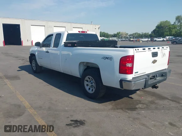 ✅ 2010 Chevrolet Silverado 1500 Work Truck • VIN: 1GCSKPE05AZ250173 • Lot: 45441103. Wystawiony na IAAI z przebiegiem 241 652 mil. Bezpłatny archiwum sprzedaży aukcyjnych z USA i szczegółowy raport historii pojazdu na DreamBid. Zdjęcie 3.
