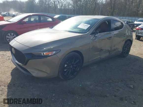 ✅ 2025 Mazda 3 Carbon Edition • VIN: JM1BPBYY8S1772768 • Lot: 43903440. Wystawiony na IAAI z przebiegiem 7 535 mil. Bezpłatny archiwum sprzedaży aukcyjnych z USA i szczegółowy raport historii pojazdu na DreamBid. Zdjęcie 2.