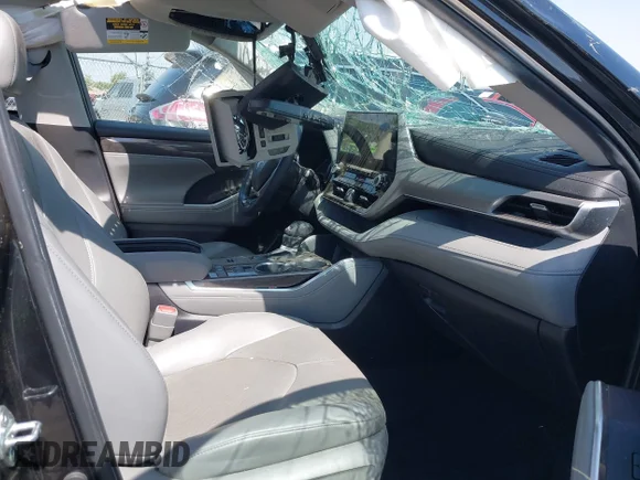 ✅ 2022 Toyota Highlander Hybrid Platinum • VIN: 5TDFARAH9NS014905 • Lot: 43155443. Wystawiony na IAAI z przebiegiem 48 343 mil. Bezpłatny archiwum sprzedaży aukcyjnych z USA i szczegółowy raport historii pojazdu na DreamBid. Zdjęcie 5.