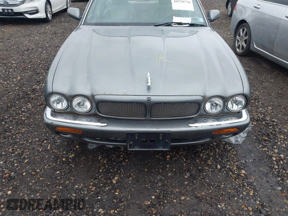 ✅ 2003 Jaguar XJ R • VIN: SAJDA15B33MF53354 • Lot: 44759778. Wystawiony na IAAI z przebiegiem 113 936 mil. Bezpłatny archiwum sprzedaży aukcyjnych z USA i szczegółowy raport historii pojazdu na DreamBid. Zdjęcie 6.