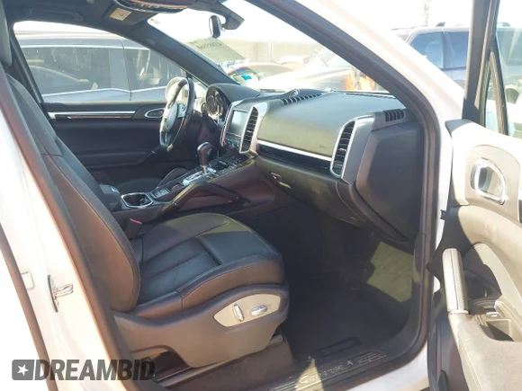 ✅ 2014 Porsche Cayenne S Hybrid • VIN: WP1AE2A26ELA51413 • Lot: 43885860. Wystawiony na IAAI z przebiegiem 68 206 mil. Bezpłatny archiwum sprzedaży aukcyjnych z USA i szczegółowy raport historii pojazdu na DreamBid. Zdjęcie 5.